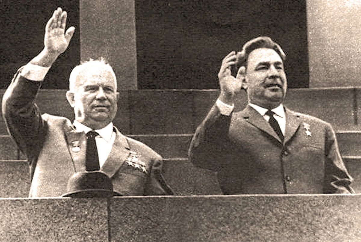 Брежнев - слева