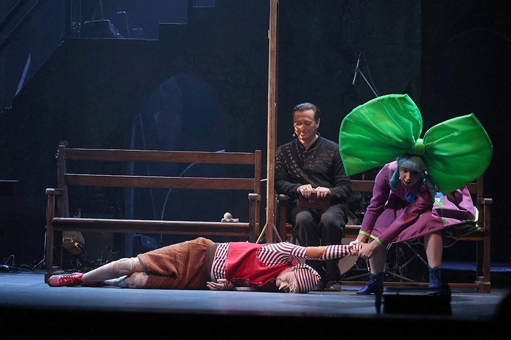    В Губернском театре, недавно получившем статус федерального, сбор труппы превратился в изобретательный "домашний" капустник. / Фото: Сергей Куксин