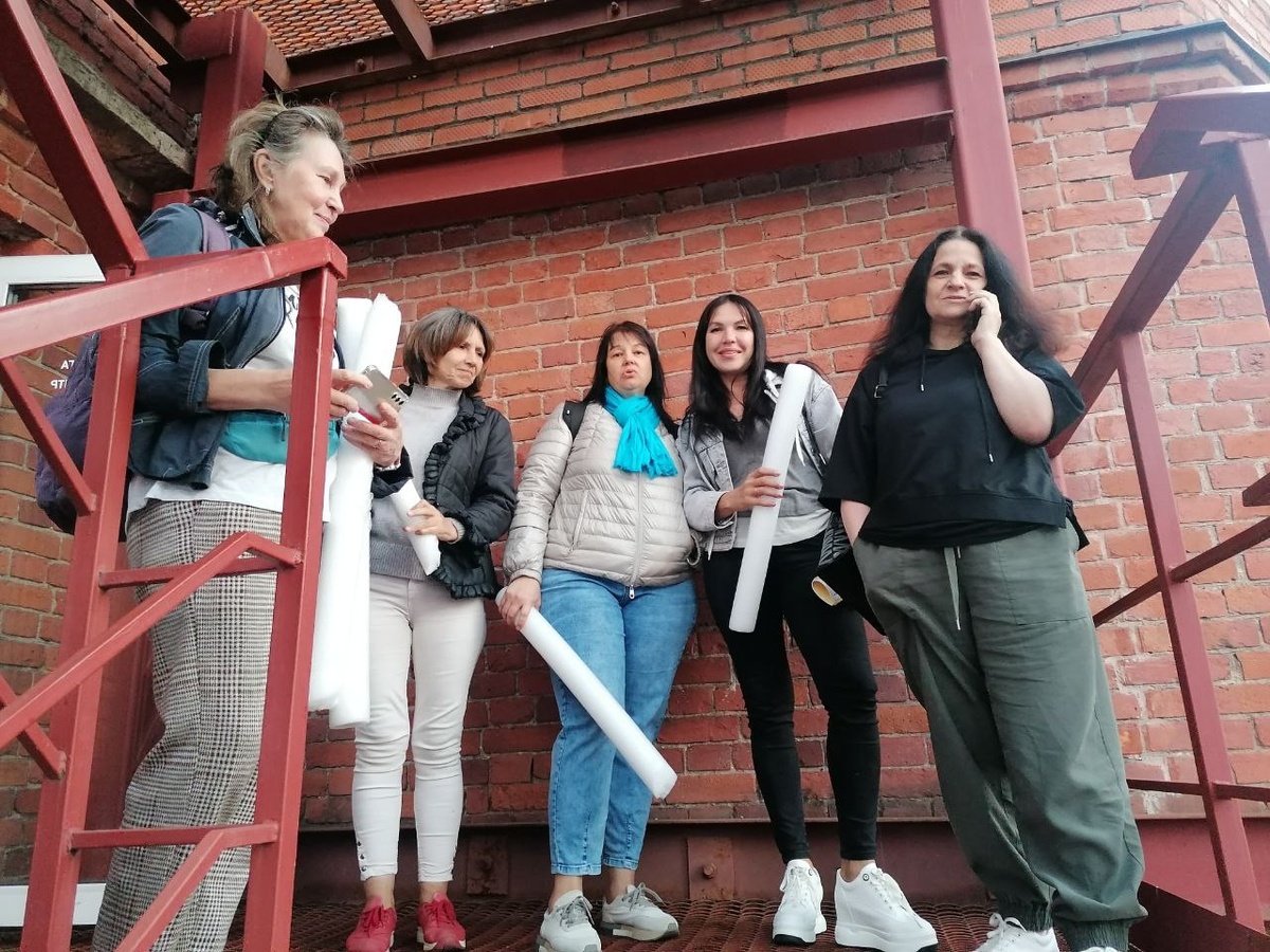 Например, участники на тренинге проживают злость и напряжение — через бой ботаками (вот этими мягкими белыми палками) или используют другие телесные практики.