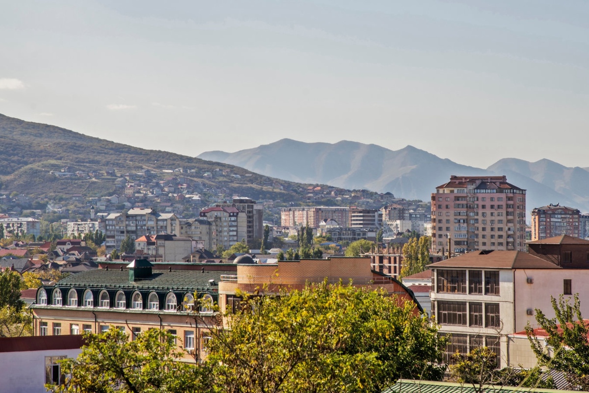 До границы с Азербайджаном отсюда около 200 километров, а до Чечни — меньше 100 километров, поэтому Махачкала находится в самом центре туристических маршрутов по южным регионам России. Источник: shutterstock.com