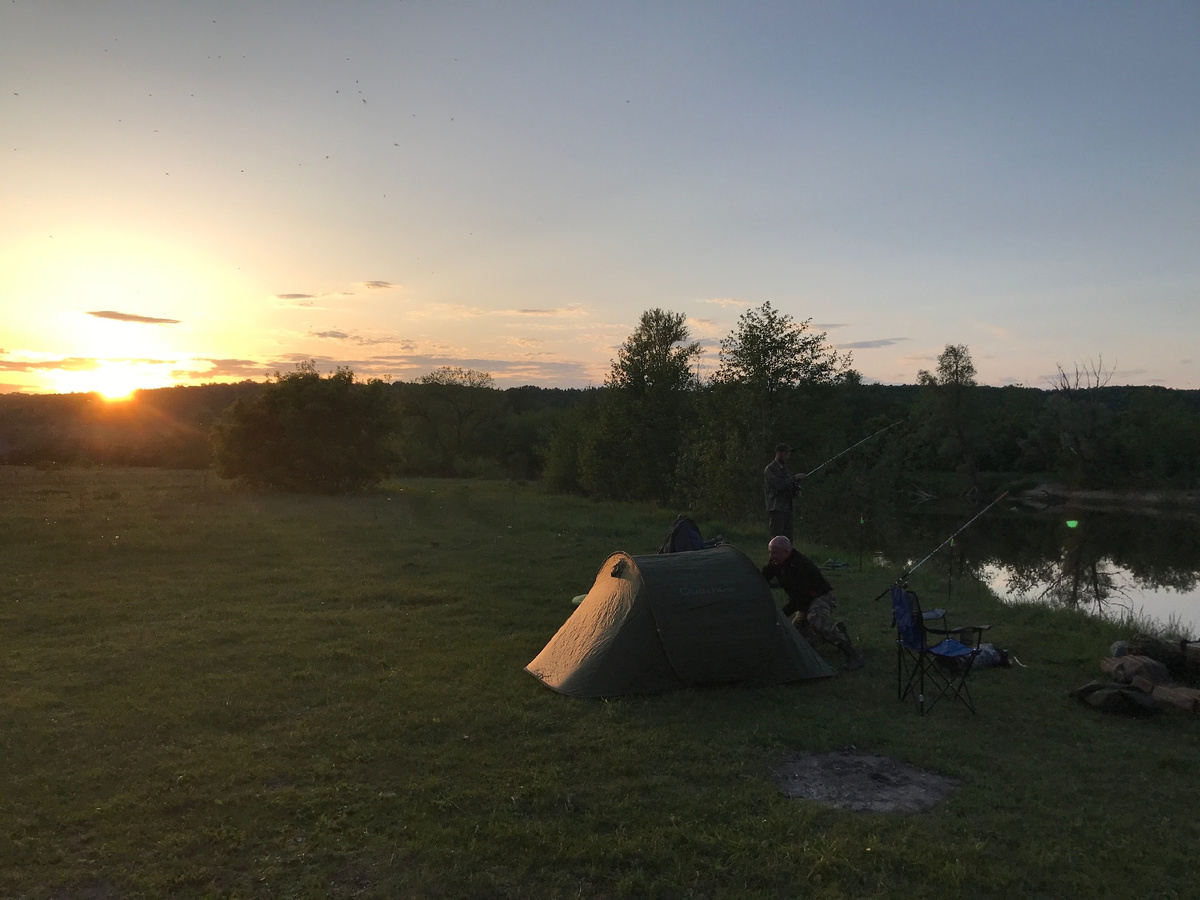 раскладываем палатки, только приехали