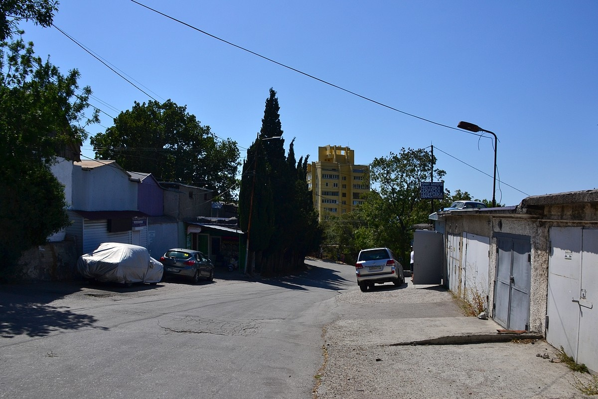 Справа на гараже это ЗАЗ-965.