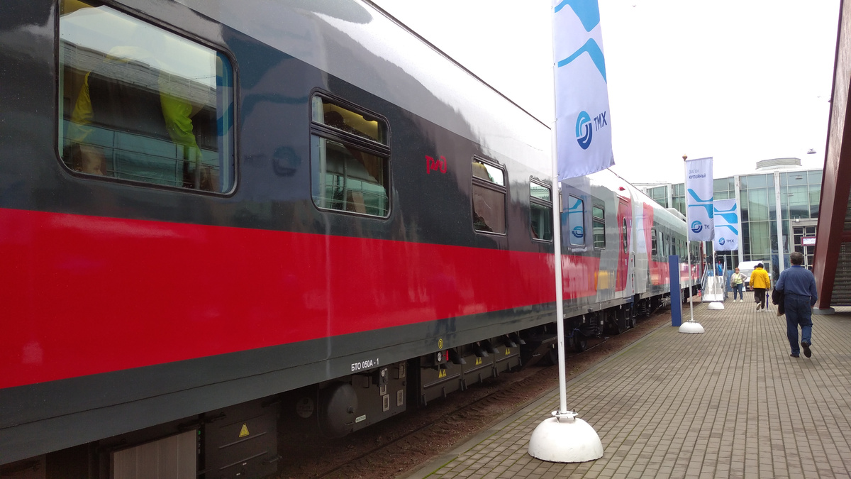 Штабной и купейный вагоны габарита Т