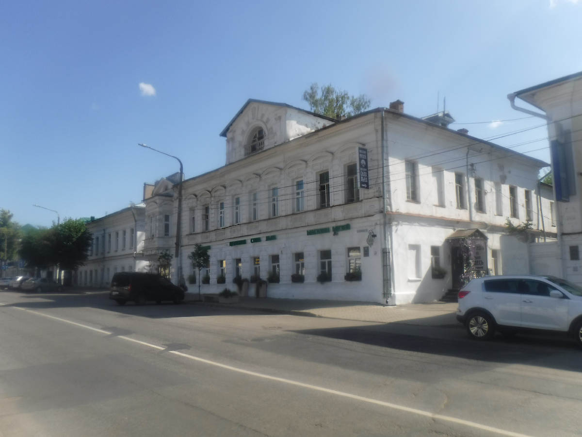 Много такиз зданий в Костроме 
