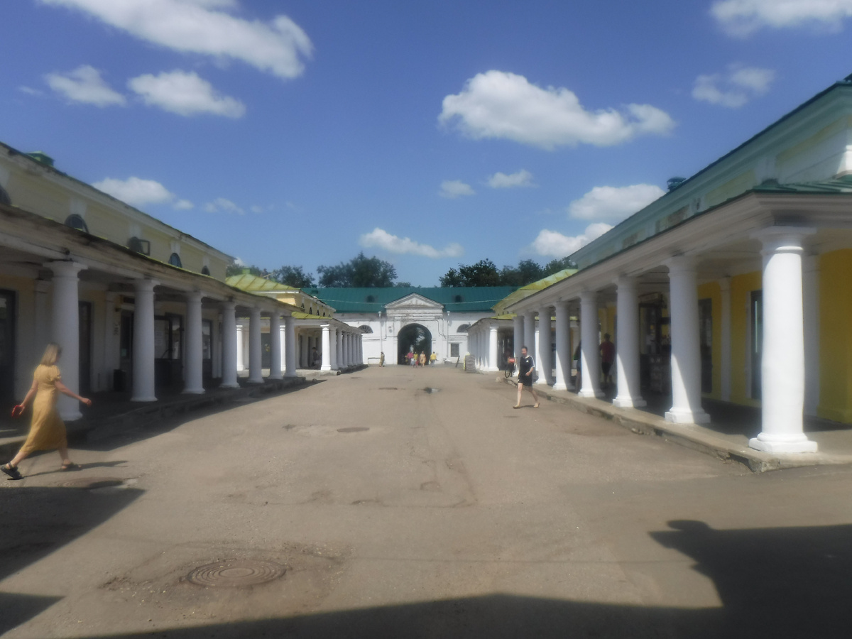 В тоговом комлексе. Мелочные ряды