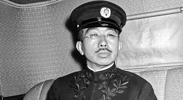 Император Японии - Хирохито. 5 августа 1937 года император Хирохито подписал указ, снимающий ограничения международных регуляций по обращению с пленными китайцами. Фактически узаконив их убийства и пытки. Более того, в армии не поощрялось даже использовать слово «военнопленные», заменяя такими словами как: моно, карада, заирё, марута (вещь, тело, материал, бревно). Хирохито не только не получил наказания, но и остался у власти и правил страной до зимы 1989 года. [Фото: www.lenta.ru]