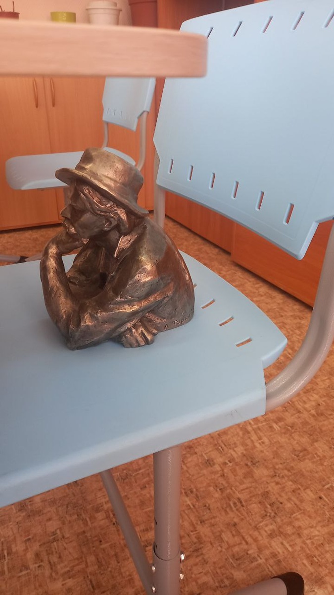 Первая проделка учеников: усадили М. Горького учиться.