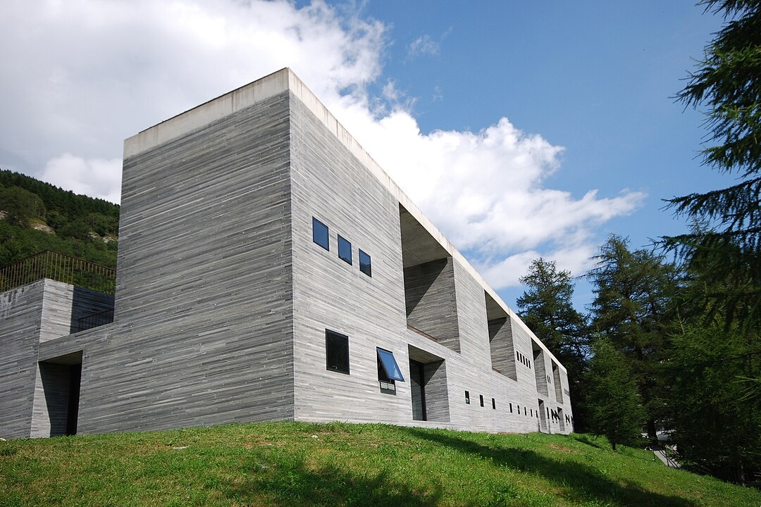Термы в Вальсе, фасад,1996 г. Фото: Micha L. Rieser, Attribution, https://commons.wikimedia.org/w/index.php?curid=7519492