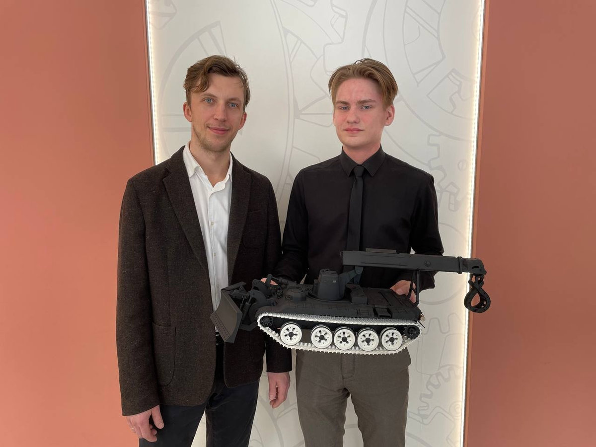 Пётр Антропович (справа) с радиоуправляемой моделью ИМР-1 и педагог лицея №39 Никита Мансуров / источник: сообщество лицея №39 во «ВКонтакте»