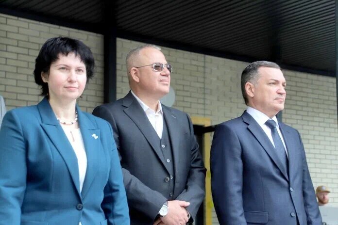    Вице-губернатор Новосибирской области Валентина Дудникова, девелопер Илья Поляков и мэр города Максим Кудрявцев открыли новую школу в Стрижах. Фото Михаила Перикова