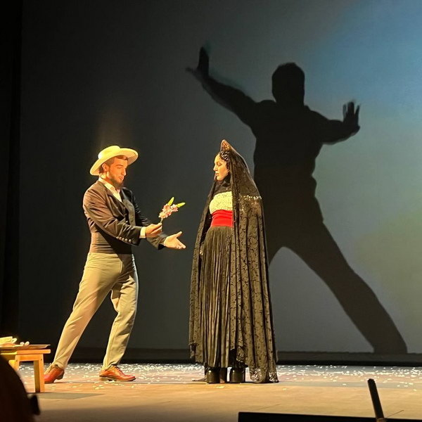     Аншлаг в Театре имени Вахтангова: в Москве впервые показали спектакли на чеченском языке