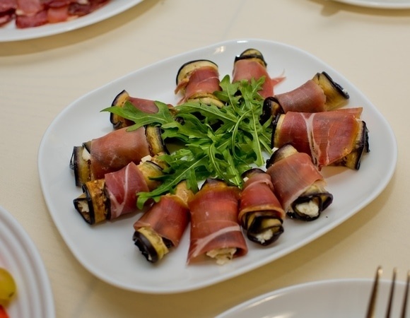 Юлия Высоцкая подает рулетики из баклажанов так — полезнее и изысканнее обычных