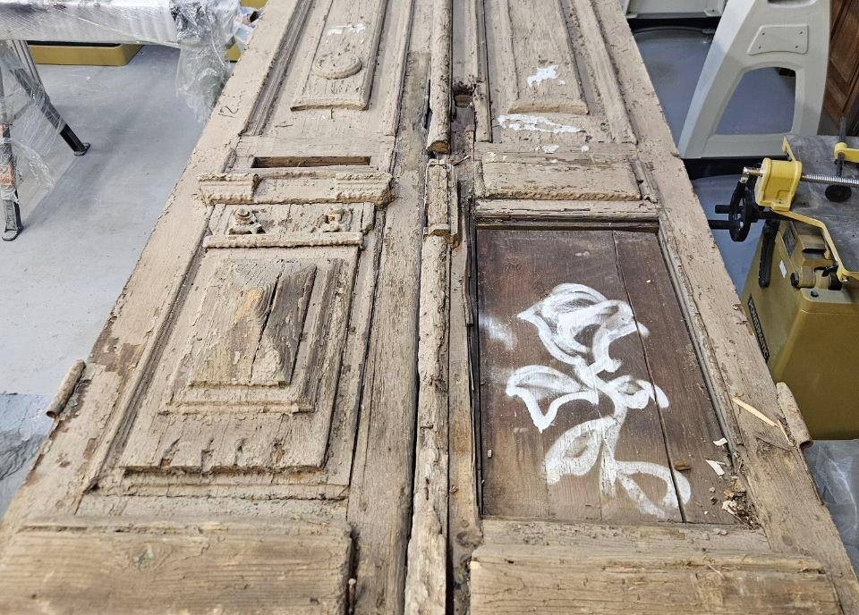    Старые двери находились в аварийном состоянии