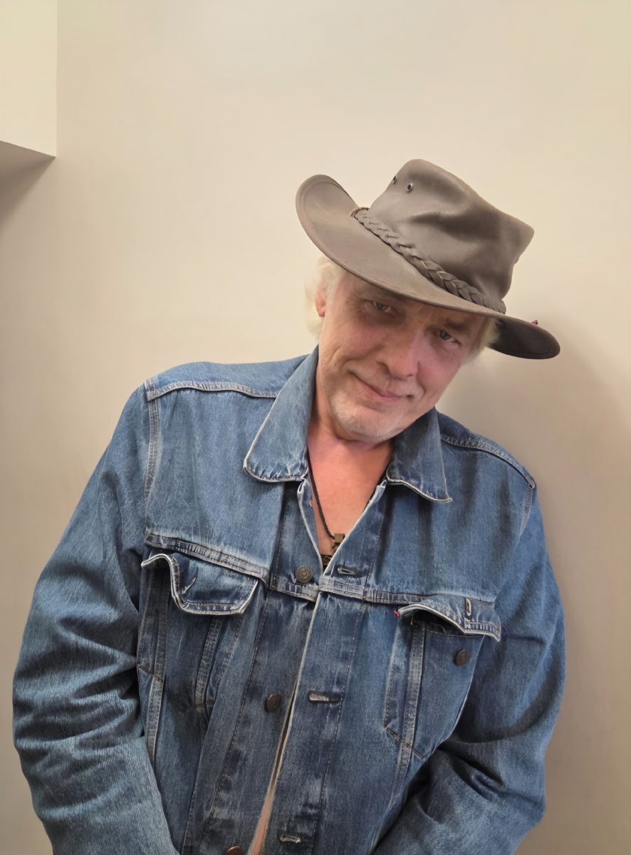 Через пол-часа от первой фотографии, запив АД энергетиком и сбрив бороду. Дочка оценила: тебе ещё ковбойскую шляпу бы и джинсы. Ну, изобразили: достал с антресолей шляпу из буйволинной кожи, купленную в Намибии. Надел Levi's. Устя сфоткала.