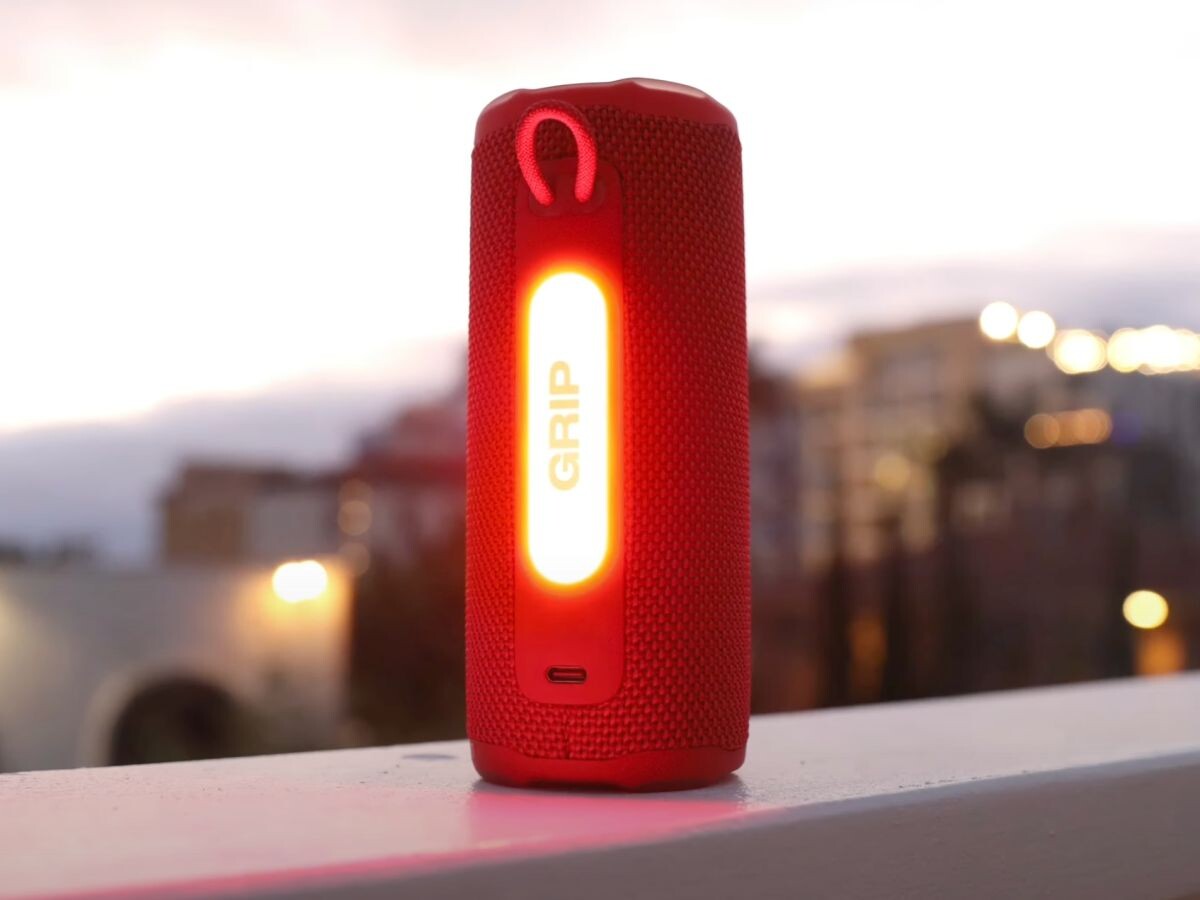    Колонка JBL Grip не боится падений и заменяет ночник