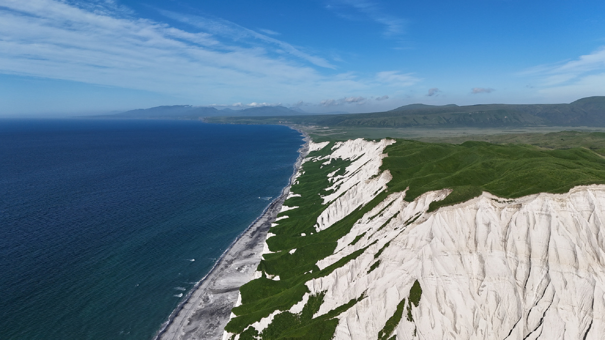 Берег Охотского моря и Белые скалы Итурупа