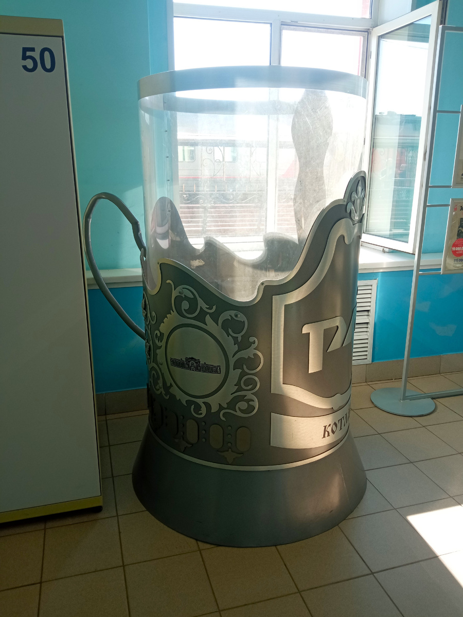 Памятник подстаканнику в здании вокзала