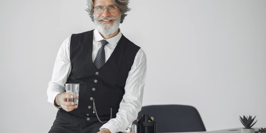 Почему стареющие мужчины так уверены в том, что они нужны молодым любовницам?