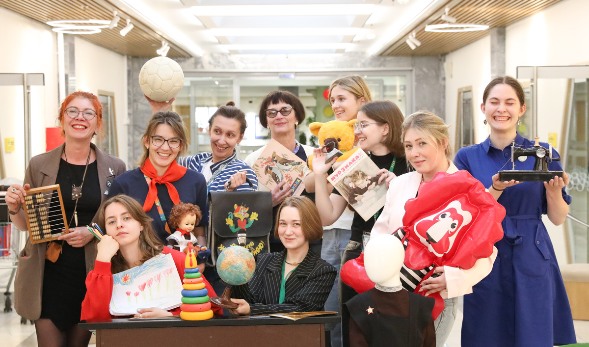 Фото взято из фотогалереи РГДБ, альбом "Монтаж выставки ко Дню Знаний"