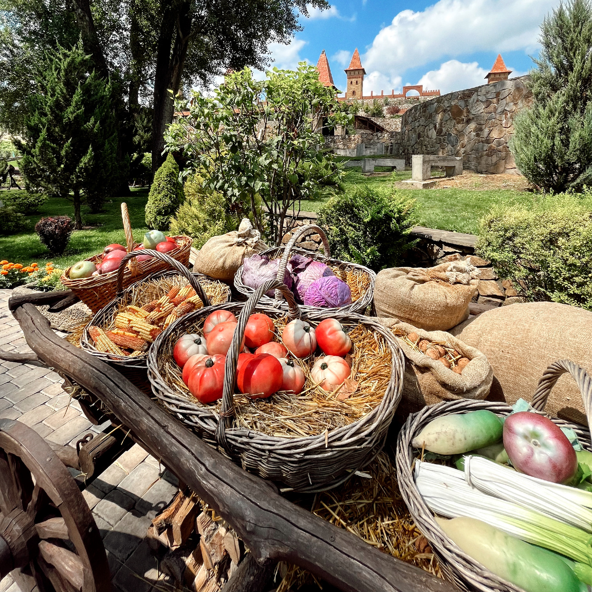 Телеги с урожаем - классная стилистическая находка дизайнеров парка. Фото автора.
