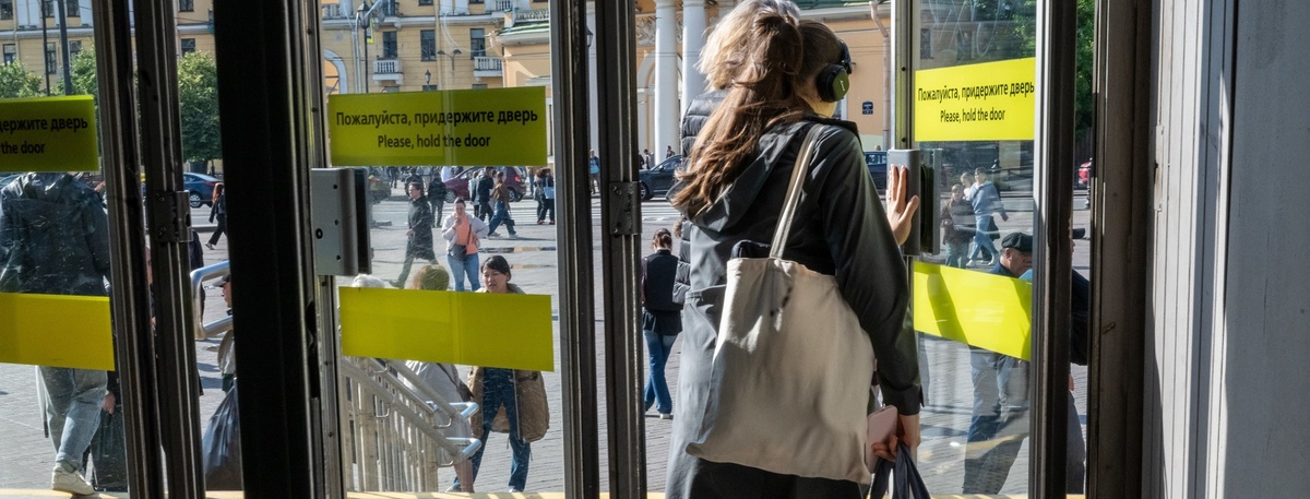    Пассажир выходит со станции метро в Петербурге, архивное фото для иллюстрации. Автор фото: Михаил Тихонов / "Деловой Петербург"