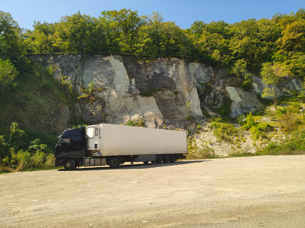 Красивый вид, скала словно в заплатках 