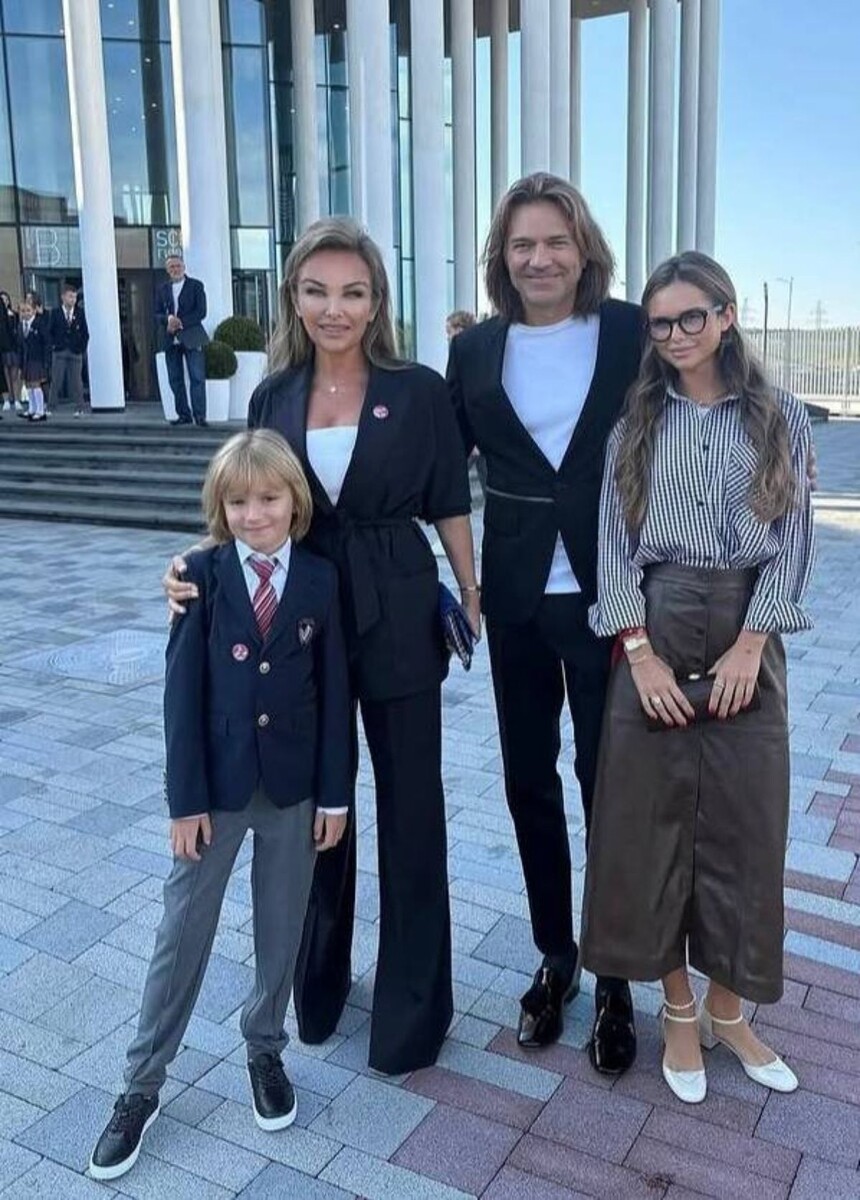 Маликов-старший поделился с поклонниками снимком, где запечатлён весь семейный состав: сам маэстро, его супруга Елена, дочь Стефания и, конечно, виновник торжества – серьёзный и сосредоточенный Марк.