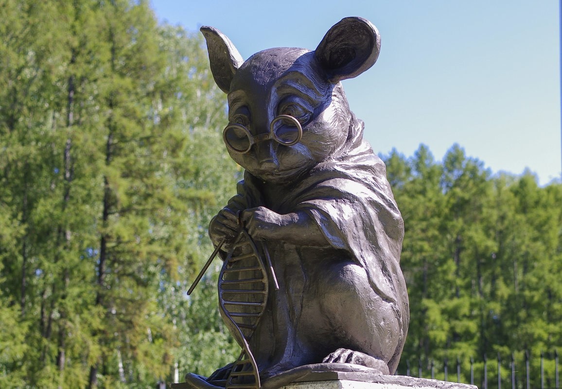 Памятник «сотрудникам» научной лаборатории привлекает внимание туристов