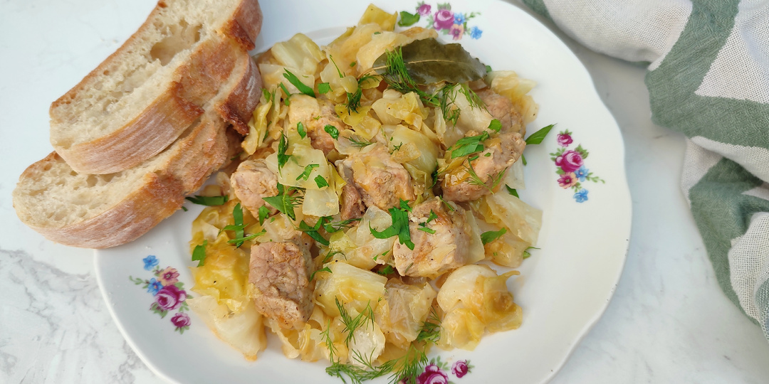 Тушеная капуста со свининой - простое и вкусное блюдо на каждый день.