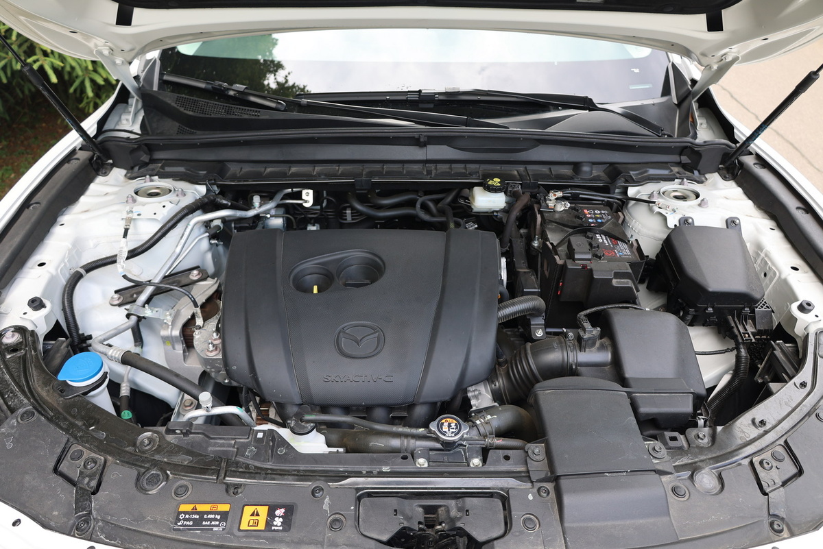 Под капотом установлен известный уже лет 10 двухлитровый атмосферный двигатель Skyactiv-G. 