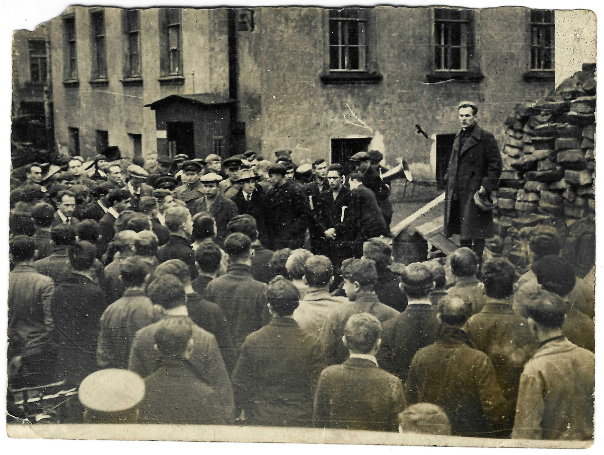 Митинг в главном дворе института. 23 июня 1941 г. Архив Музея БГТУ «ВОЕНМЕХ» им. Д.Ф. Устинова