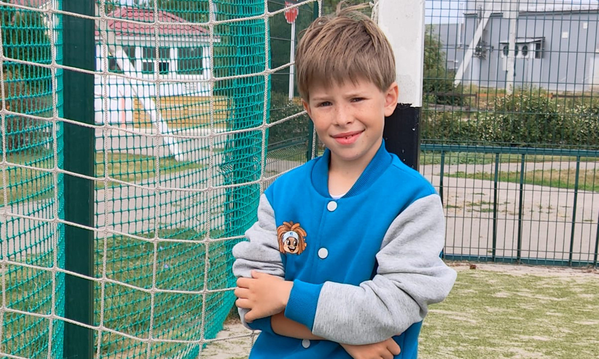 Брендированную одежду мерчшопа с удовольствием носят как сотрудники предприятия, так и их дети / Фото Вадима Благодарного