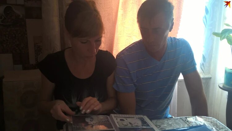 Поляковы листают альбом с фотографиями, где их сыновья оба живые и счастливые. Фото: Евгения ОСТРАЯ