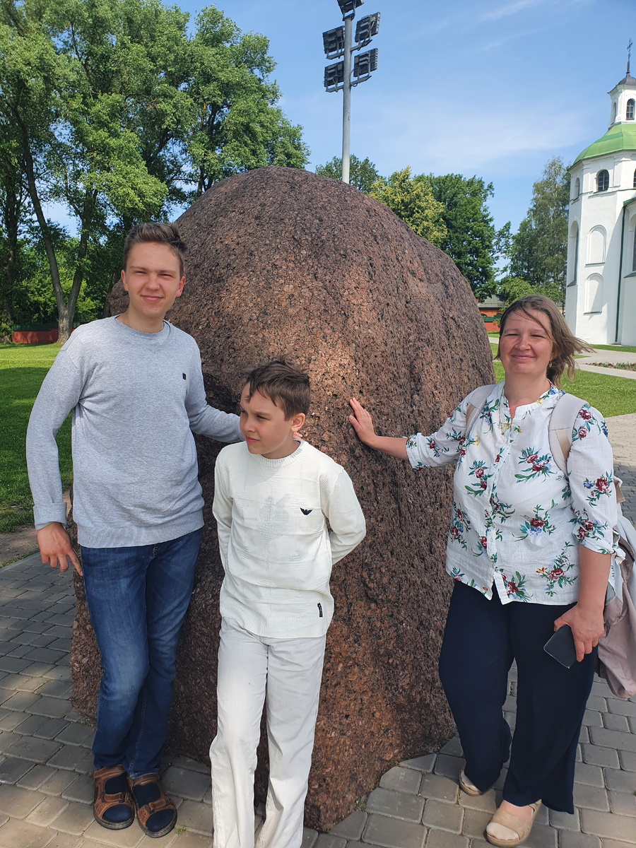 "Борисов камень Полоцкий". Листайте вправо, чтобы увидеть информационный стенд об этом камне