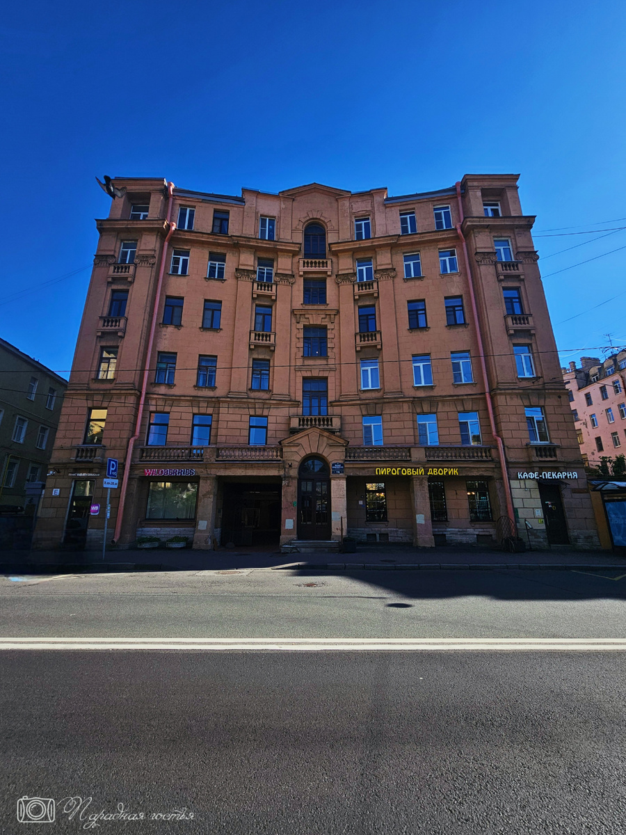 Фасад дома Занина тоже непростой. Фото: Парадная гостья