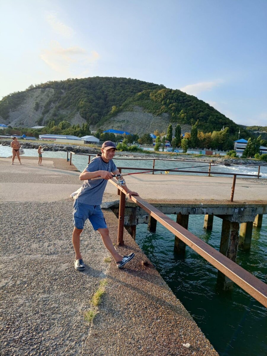 Ишшо один....рыбачек!😀Не ловится! На поплавок смотри,а не в камеру телефона!