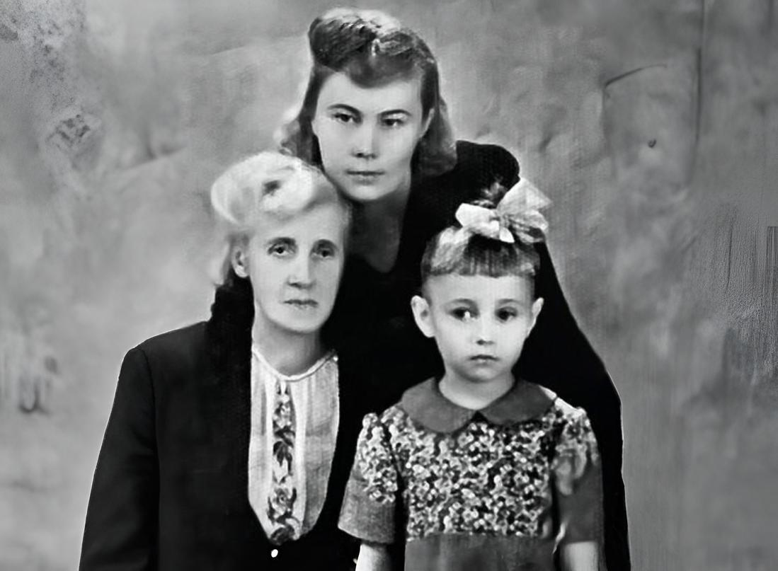 Лариса с мамой и бабушкой