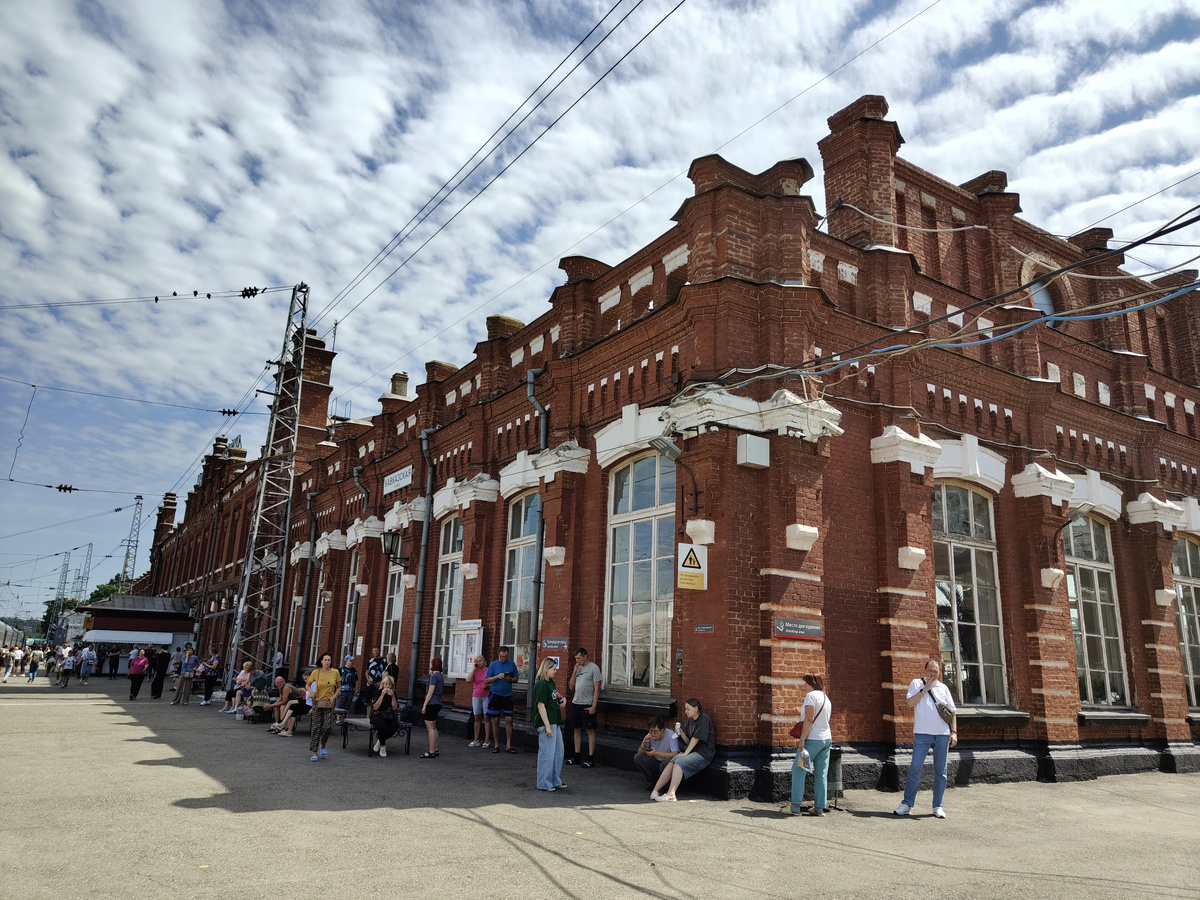 Станция "Кавказская" очень симпатичная. Когда мы уезжали из Курска, там было не больше 20 градусов, здесь стало понастоящему тепло. Август был августом.