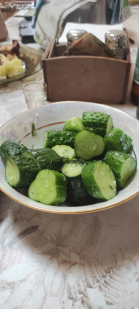 Малосольные огурцы с пряностями