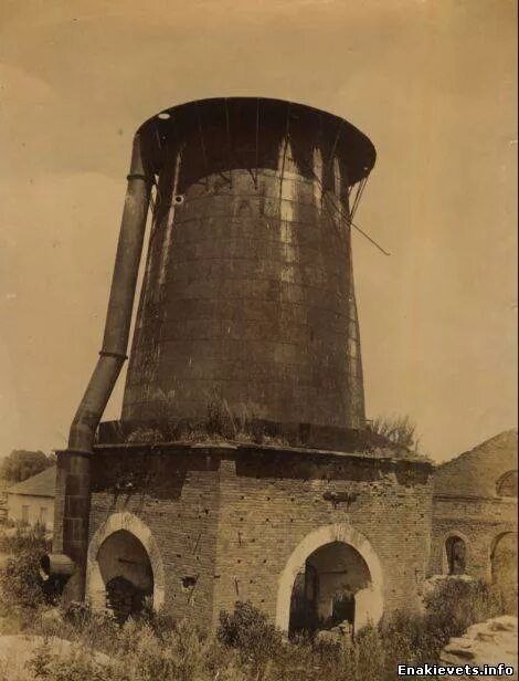 Старопетровская домна. Кроме здания завода управления нечего не осталось. 