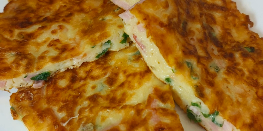 Вкусное утро: лепёшки с сыром и ветчиной.