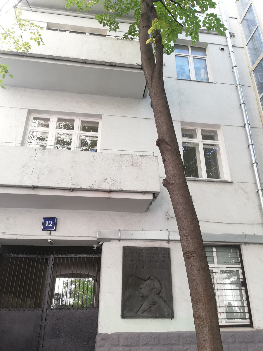 Именно через этот балкон проникли в квартиру убийцы Зинаиды Райх