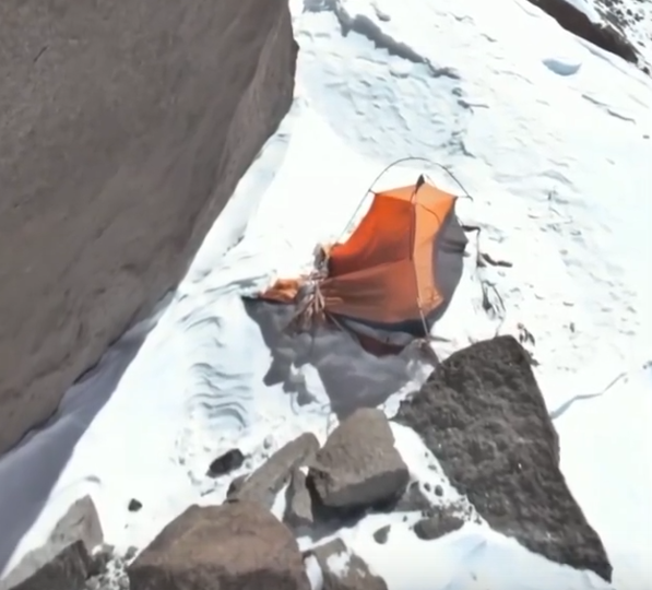 В палатке Натальи Наговицыной никаких признаков жизни