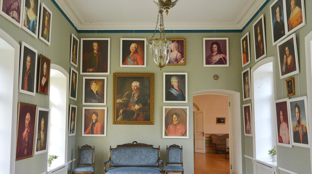    Финансист с Рублевки купил заброшенную усадьбу и сделал из нее дворец. Удалось посмотреть, что внутри