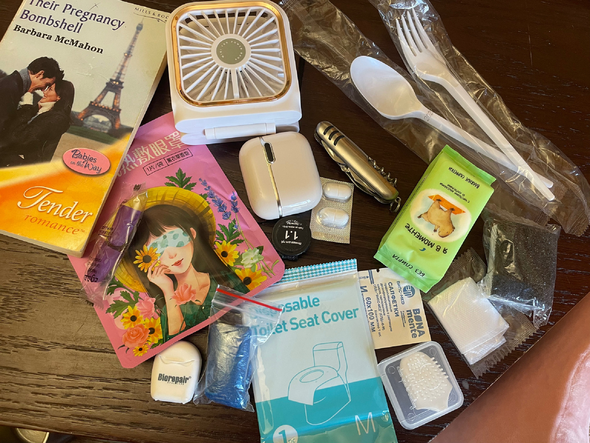 Вот такое богатство легко помещается в карман куртки, и делает любое путешествие комфортным. Тут ещё: зубная щетка, помада, зубная нить. 