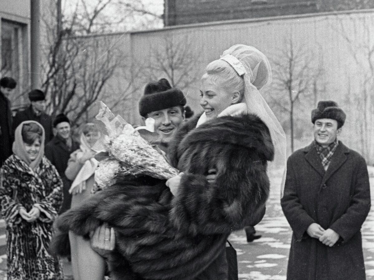    Альберт Шестернев несет на руках свою жену Татьяну Жук© РИА Новости / Дмитрий Донской