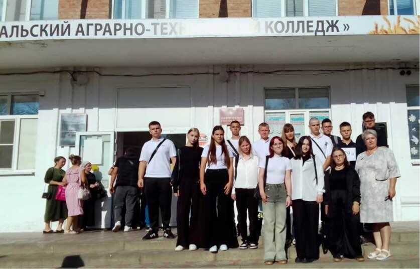 Будущие агрономы на пороге студенческой жизни 1-го сентября 2025 года. Сальский аграрно-технический колледж. Фото из личного архива