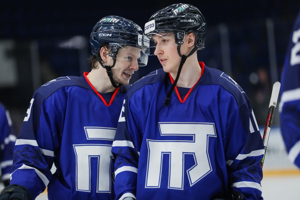    Василий Атанасов (справа) и Михаил Абрамов радуются единственной победе своей команды в предсезонный период