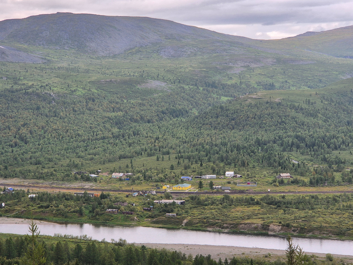Ярко-желтый домик станции и несколько разноликих домишек - вот и вся станция