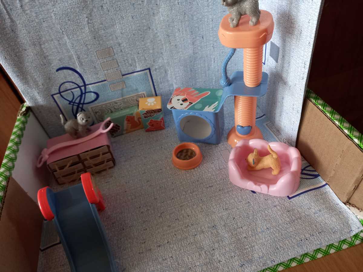 В углу комод из спичечных коробков. Фото автора.